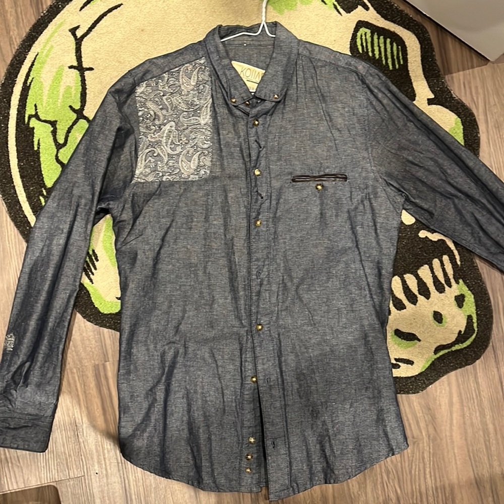 Vintage shirt with lots of details